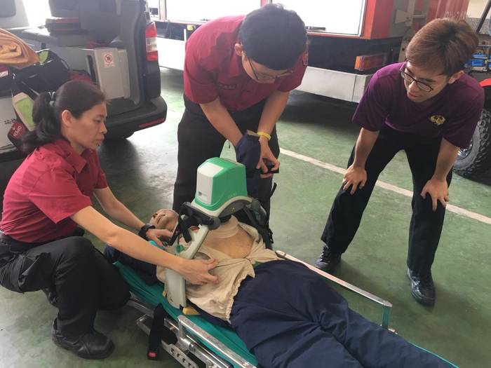 桃園縣高平消防局人員示範自動CPR機