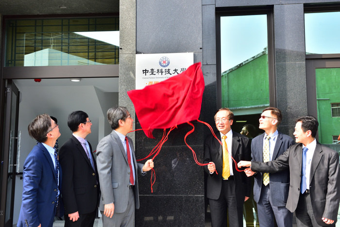 莊政洲院長(左三)、張文柱副院長(左二)、黃義盛執行長(左一)、李隆盛校長、許世光研發長、牙體技術暨材料系林茂欽主任同時一起揭牌儀式