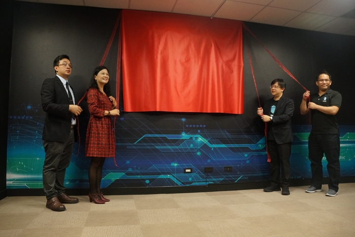 陳錦杏副校長（左二）、陳韋陸主任（左一）、HTC DEEP資深處長鄭志偉（右二）及ＨＴＣ工程師一同揭幕