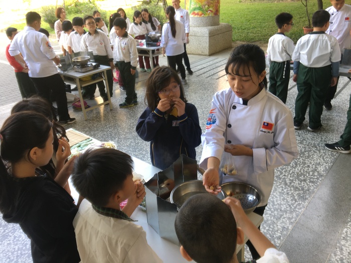 中臺食科系同學引導太平國小小朋友進行菜餚製作