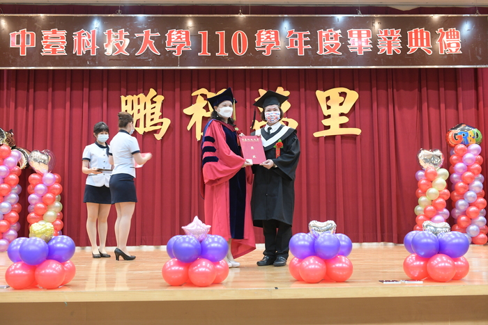 右一食品科技系畢業生李鳳珠獲特殊優良獎(今年更以56歲高齡獲得總統教育獎之殊榮)