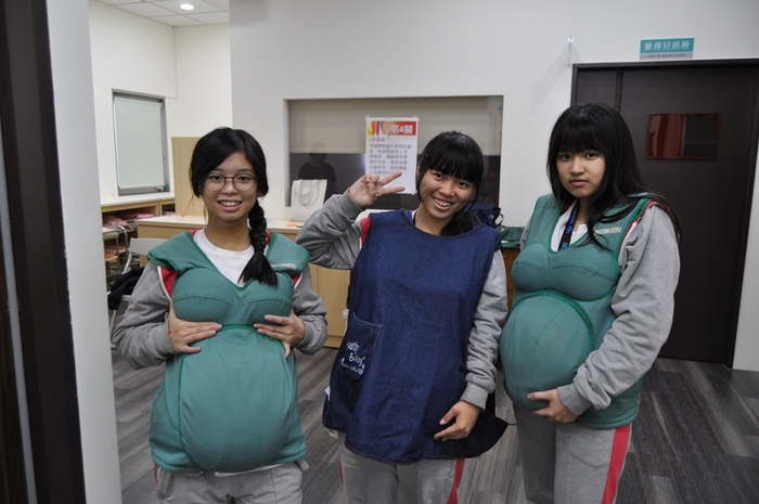 五育高中學生體驗孕婦懷孕過程(護理系)