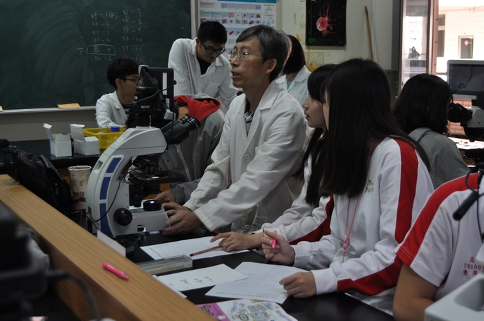高中職學生體驗用顯微鏡觀察細胞