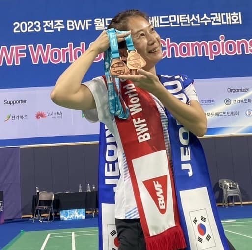 本校 徐育鈴老師榮獲 2023韓國世界壯年羽球錦標賽 混雙銅牌/女雙銅牌