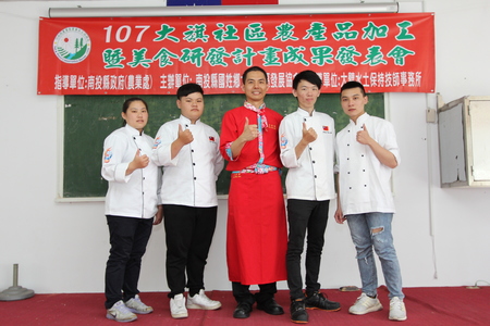呂哲維老師與學生合影