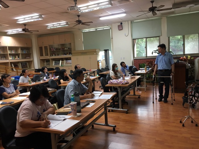 老照系黃建華副主任親自示範教學