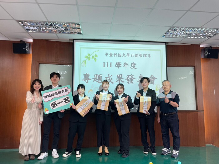 第一名獲獎學生與張馨云指導老師及黃照明評審老師合影