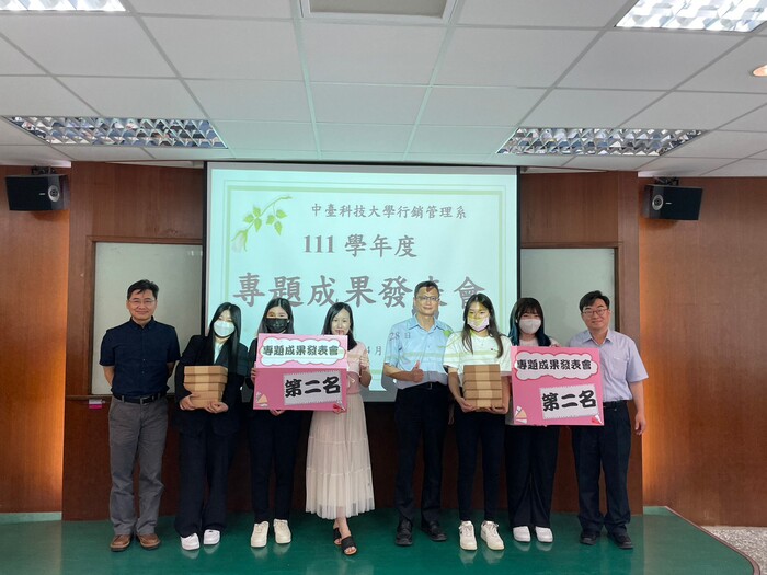 第二名獲獎學生與王萬琳指導老師、人文及管理學院林義証院長、招生及國際合作處吳正男招合長合影