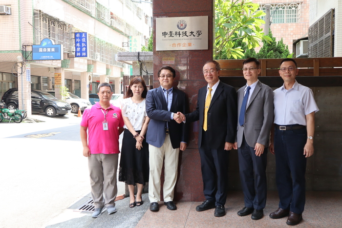 全國動物事業群營運總部門口掛上嶄新的「中臺科技大學合作企業」牌匾
