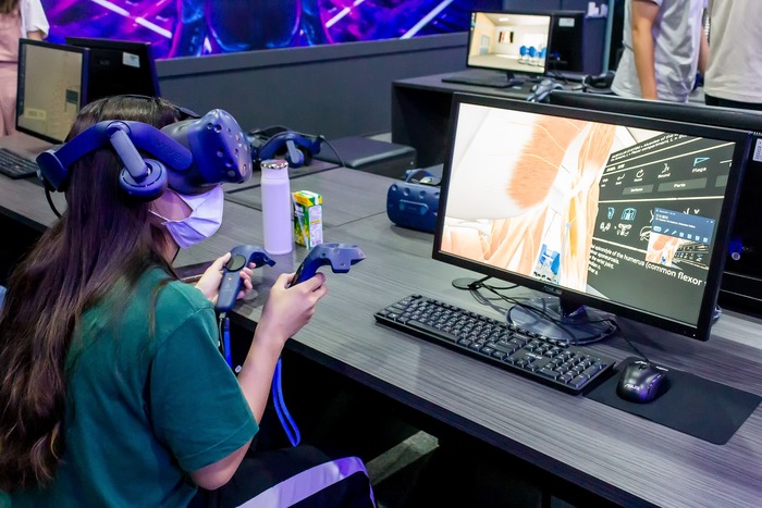 中臺科大學生體驗VR未來教室