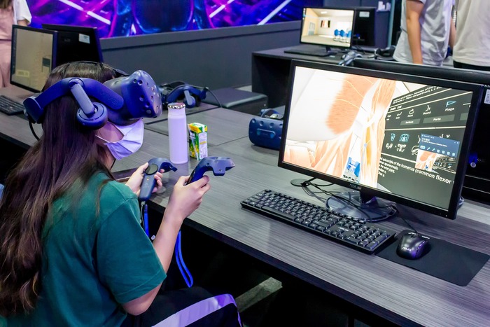 中臺科大學生體驗VR未來教室圖片