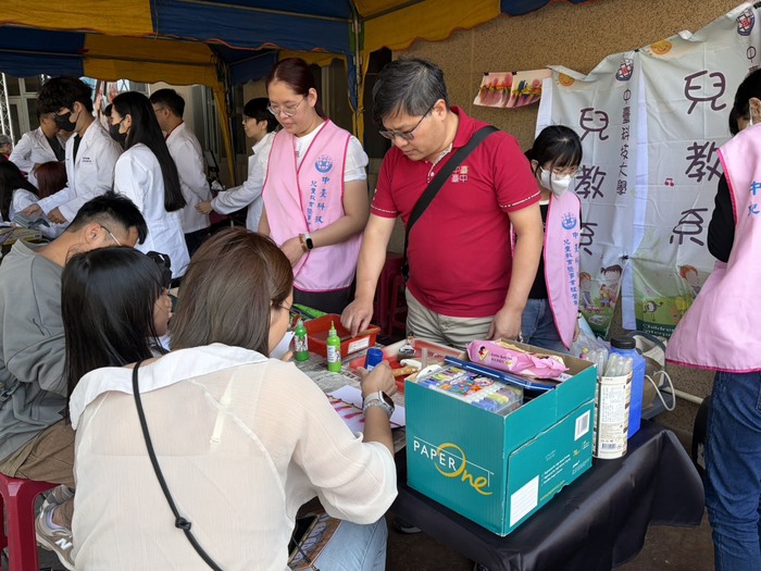 中臺科大兒教系「顏色魔法實驗室」趣味體驗區帶領民眾了解繽紛色彩的變化圖片