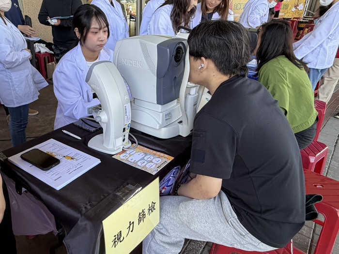 中臺科大視光系學生為民眾做視力檢測圖片