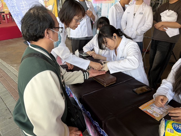 中臺科大醫檢系學生提供血糖檢測健康服務圖片
