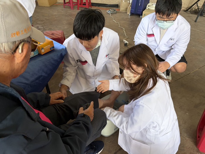 民眾體驗中臺科大醫放系提供的腳跟骨骨密度檢測圖片