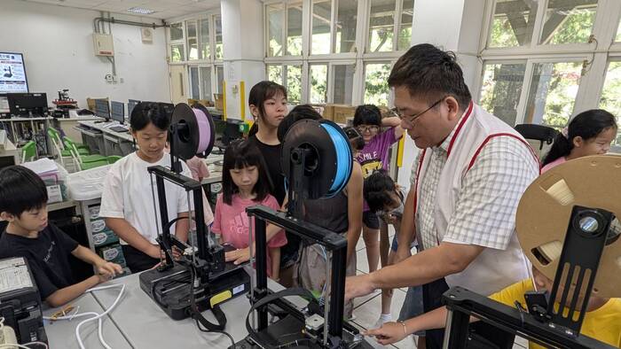 中臺科大食科系趙士慶老師帶領學童認識3D列印機