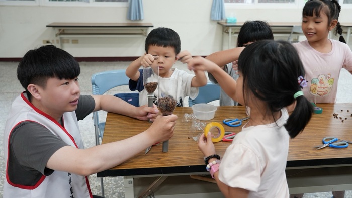 中臺科大結合國姓在地農產咖啡豆帶領長流國小學童製作創意童玩小物