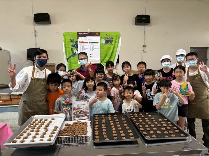 巧克力咖啡桃酥餅乾烘焙課程老師林本修與長流社區發展協會志工合作引導長流國小學童體驗烘焙樂趣