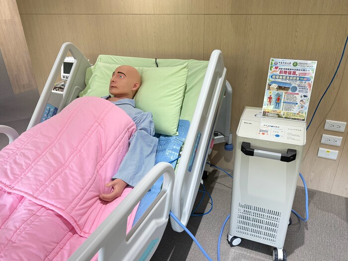 東陽能源科技捐贈6台高階「微電腦體溫調節墊」給中臺科大教學使用