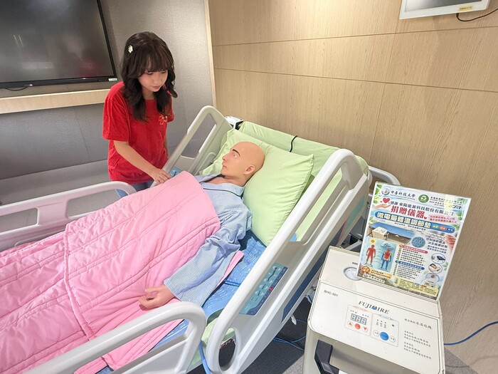 護理系學生於「智慧健康人才照護培育中心」實際操作儀器