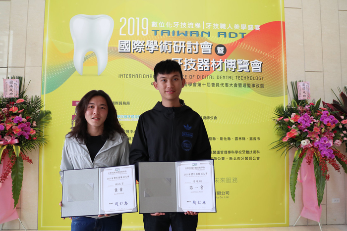 (左1）佳作鍾政育(右1)第一名湯竣翔