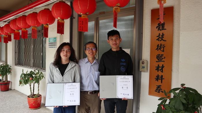 (左1）佳作鍾政育(中間)牙技系副主任林富滄(右1)第一名湯竣翔