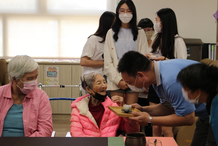 由生輔組長做奉茶儀式示範