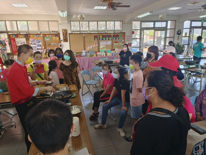 中臺科大食科系呂哲維老師示範馬告鹹豬肉炒飯