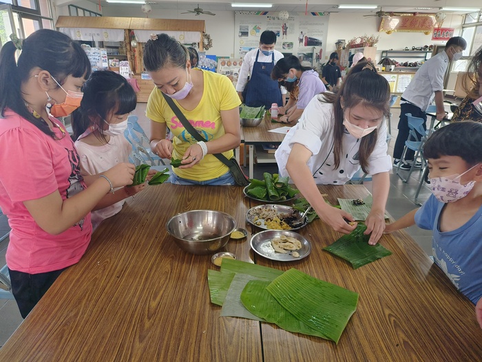 中臺科大同學協助永樂親子共同製作香蕉飯