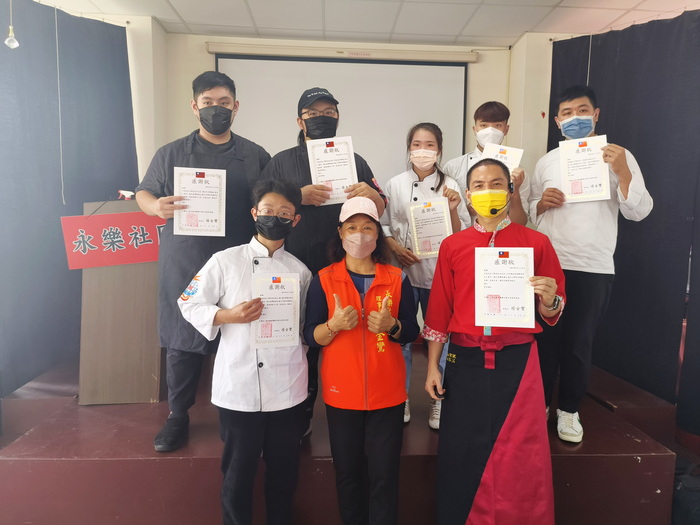 永樂社區發展協會楊金鸞理事長頒發感謝狀給中臺科技大學食品科技系師生團隊