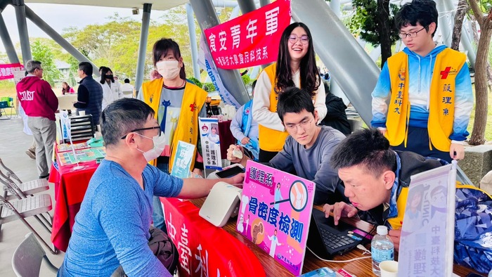 食科系老師為民眾做食安衛教遊戲.