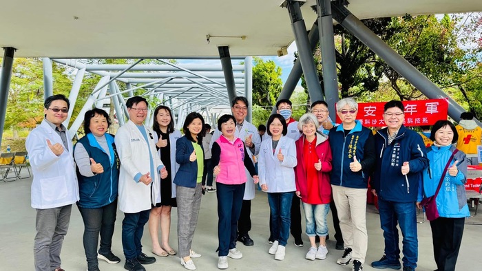 楊瓊瓔立委及潭子區長及潭子社區發展協會及中臺科大師長及協助義診醫師大合照.