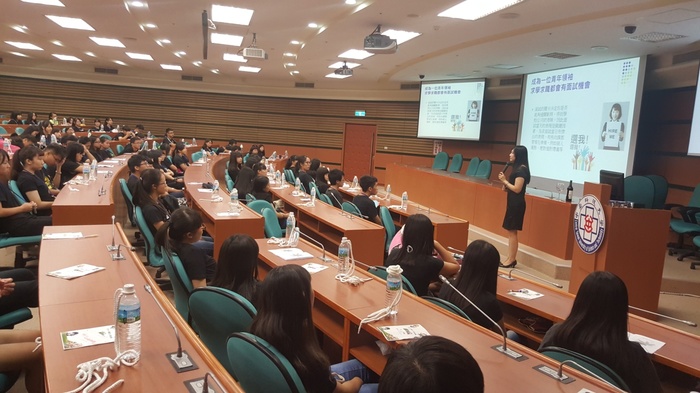 國企系兼任老師暨著名資深空姐彭瑞芝老師親身示範、演練“國際禮儀”課程