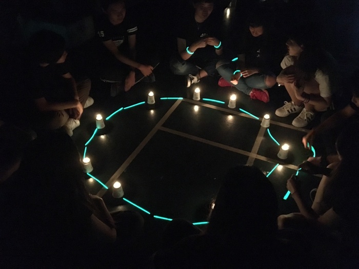 營火晚會狂歡完後的夜語星空每位學員就地盤坐膝前的一盞蠟燭