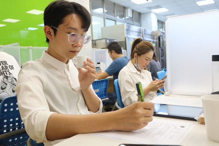 中臺科大攜手產業舉辦「ITCE 2022國際茶咖啡品鑑大會」- 品評員品評情形圖片