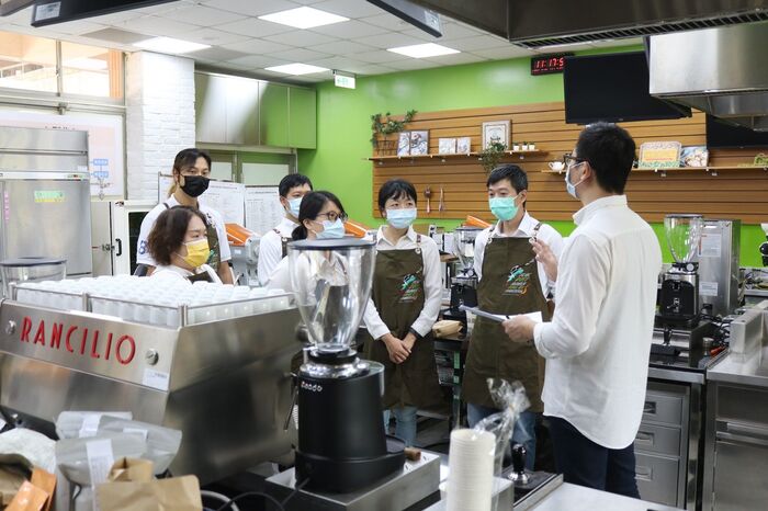 中臺科大攜手產業舉辦「ITCE 2022國際茶咖啡品鑑大會」-咖啡準備人員在製備前溝通與確認程序圖片