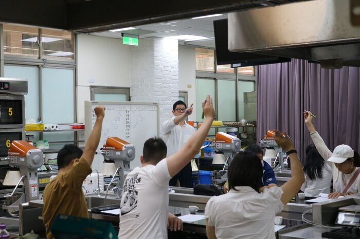中臺科大攜手產業舉辦「ITCE 2022國際茶咖啡品鑑大會」-專家型品評員在測試前統一分數圖片