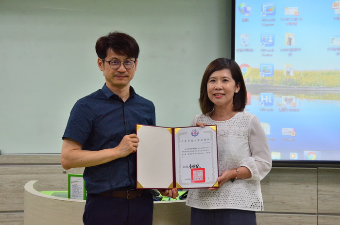張振榮學務長頒發洪智倫委員感謝狀