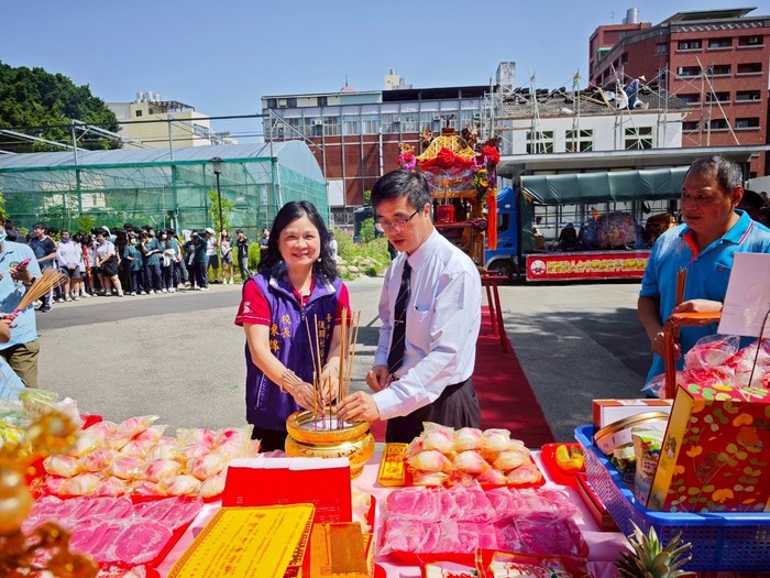 後驛社大陳錦杏校長與興大附農簡慶郎校長帶領師生祈福圖片