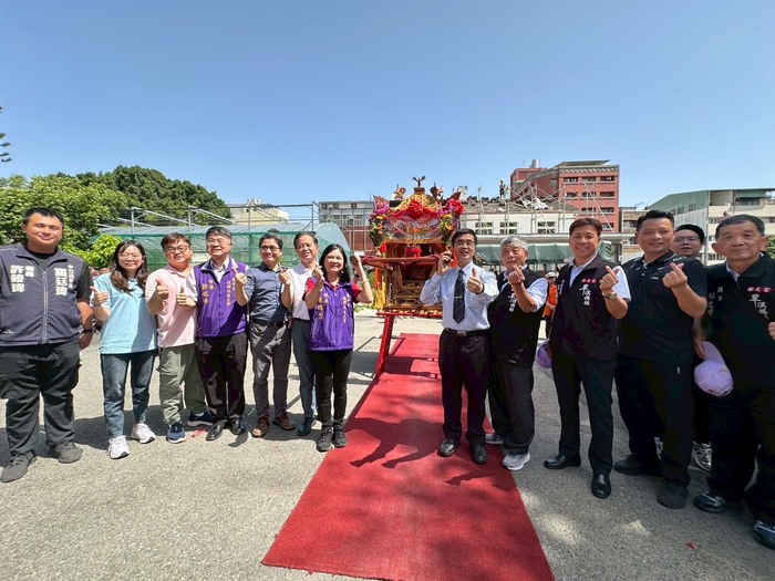 中臺科大及後譯社大師長、興大附農師長與旱溪樂成宮代表及等貴賓合影圖片