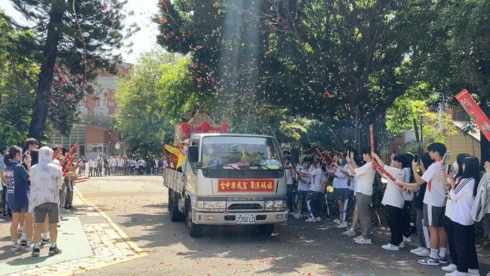師生恭送財團法人台中樂成媽祖圖片