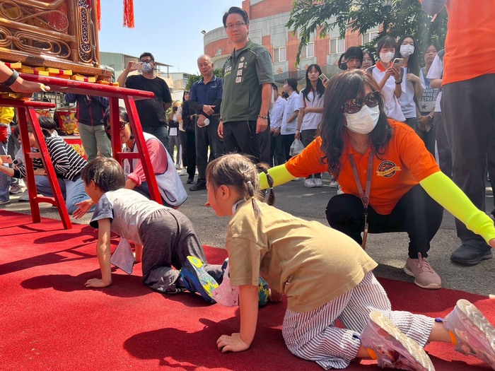 師生體驗媽祖庇佑的稜轎腳傳統儀式圖片