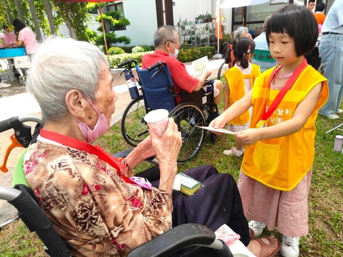 學童親手為爺爺奶奶奉上熱茶.jpg