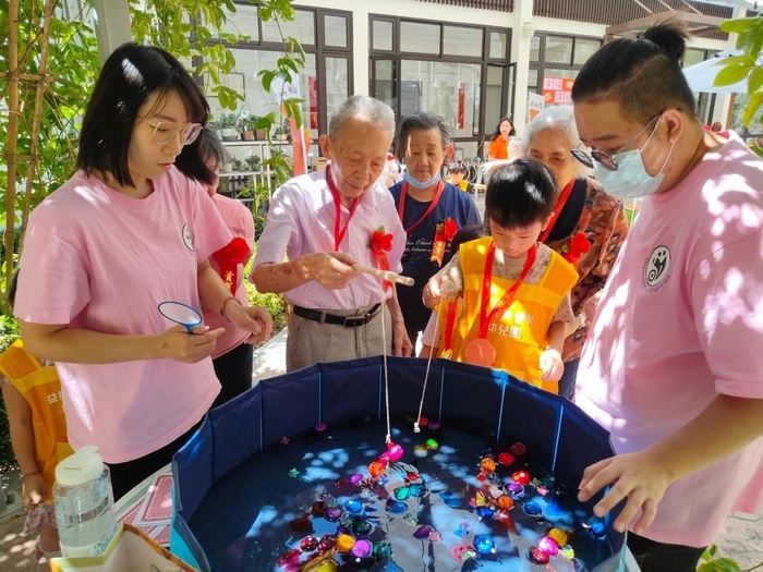闖關遊戲使學童與長輩相互扶持完成任務.jpg
