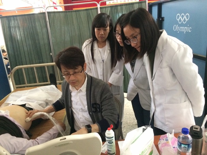 醫放系張振榮主任親為民眾進行腹部超音波檢查