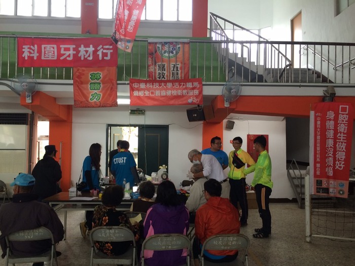 義診團隊為民眾進行口齒健檢衛教