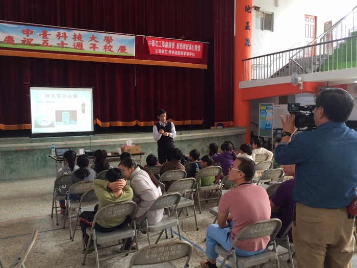 環安系徐一量主任為兒童進行消防安全教育