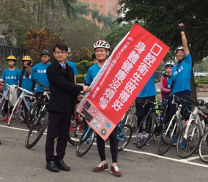 本校張振榮學務長(左)代表校長授旗予牙技系許世光主任