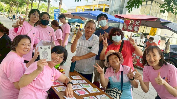 世代共融認知互動體驗，學生與社區長輩合影