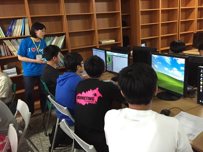 微軟助教夥伴指導同學應用Hour of Code介面